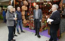 Alcalde e integrantes de la entidad organizadora recorrieron ayer por la tarde gran parte del mercado. 