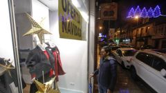 Las tiendas de Vilalba suelen aprovechar la Navidad para adornar sus escaparates
