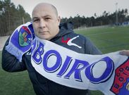 Lemos mostra unha bufanda do equipo barbanc�s instantes antes de comezar o adestramento. 