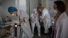 Sanitarias vacun�ndose en el hospital San Pau de Barcelona