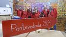 La directiva de la asociacin Asampo, en el muro de los valores y la puerta de la esperanza que montaron en la Casa Azul, en Pontevedra