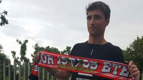 Amorebieta, tras pasar el reconocimiento médico, en Gijón.