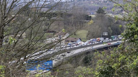 Cinco personas han resultado heridas y diez veh�culos se han visto involucrados al perder un cami�n su carga de carb�n cuando circulaba por el interior del t�nel de la Bolgachina, situado en la circunvalaci�n de Oviedo, ha informado la Guardia Civil