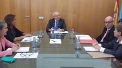 El fiscal superior de Galicia, Fernando Suanzes (centro), con los fiscales especialistas en menores en las cuatro provincias