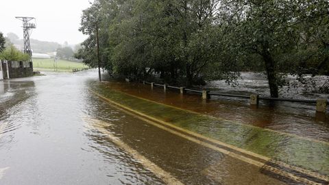 Ro Verdugo desbordado a su paso por Ponte Caldelas. Temporal Kirk