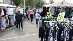 Los puestos del mercadillo ofrecen ropa a precio asequible.