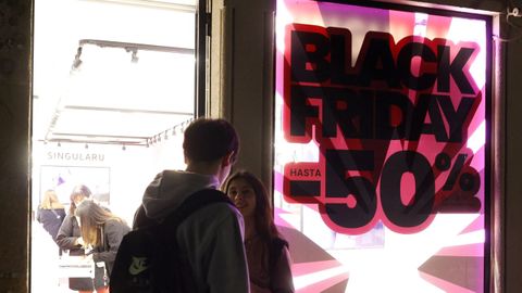 Algunas tiendas de Pontevedra ya exhiben en sus escaparates los anuncios del Black Friday