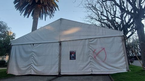 Una de las pintadas en la carpa del parque