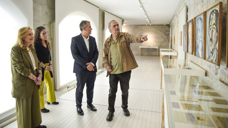 O comisario Xosé Enrique Acuña -á dereita- percorre a mostra acompañado de Ángeles Tilve, directora do museo; Ana Ruibal, filla do homenaxeado; e o deputado Rafael Domínguez. A exposición pódese visitar ata o vindeiro 18 de xaneiro.