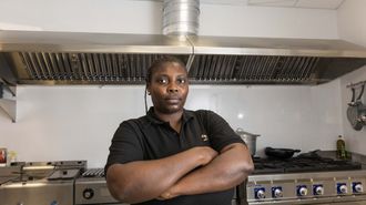Fatou Sadji regenta, con su marido, Mamadou Mbengue, el restaurante Mam� �frica de Fisterra.