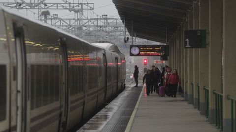 Un grupo de viajeros busca en la estaci�n de Monforte su vag�n en el tren diurno entre Galicia y Catalu�a, la �nica conexi�n ferroviaria directa que queda entre estas dos comunidades aut�nomas