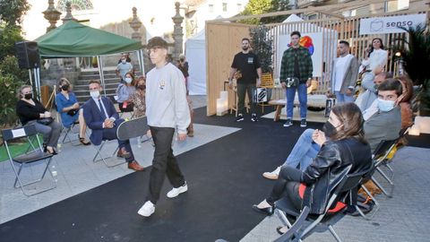 Rizando o rizo, feria de muestra de peluquer�as en la calle en Pontevedra
