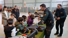 Los pequeos pudieron descubrir e incluso probar el material que utilizan los agentes.