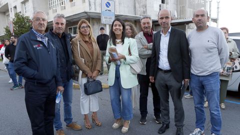 Parte de los ediles del PP de Ribeira y del PBBI, juntos antes del pleno ordinario celebrado este lunes.