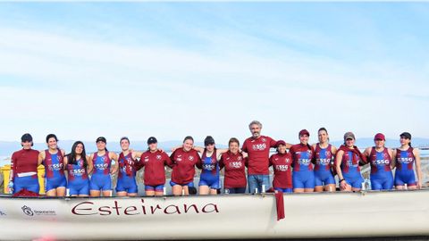 Imagen del equipo con Ux�a Saborido, Marta Rodr�guez, Noa Castrelo, Andrea Pais, Mar�a Cao, Adriana, Vega, Maite Figueroa, Carmi�a Caama�o (presidenta), Carlos Boubeta (entrenador), Alcira, Lidia Mayo, Chelo, Luc�a Mart�nez, Marinela y Aroa Saborido.