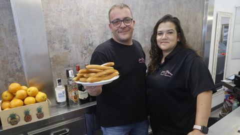 Jes�s y Lorena, este viernes en la nueva churrer�a Las Vegas de Ferrol, que abre sus puertas en el mismo local donde funcionaba La Bola de Oro