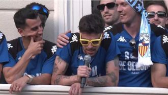 El portero del Sabadell, en el balc�n del ayuntamiento durante la celebraci�n del ascenso a Segunda Divisi�n