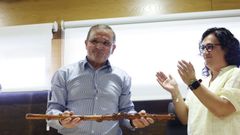 Benjam�n Garc�a recogi� el bast�n de mando este viernes. A su lado, la edil Ver�nica Arias