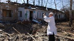 El doctor Anatoli Pavlov toma fotograf�as de los da�os en el hospital psiqui�trico de Mykolaiv, en el sur de Ucrania