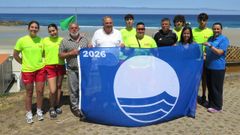 Alcalde y ediles posaron con el equipo de socorristas este martes para el izado de la bandera azul en Cai�n.