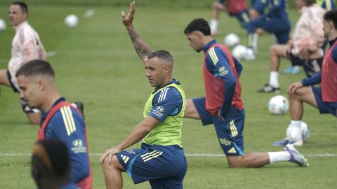 El capitn Santi Cazorla (c) durante el entrenamiento del Real Oviedo en la Ciudad Deportiva El Requexn en Oviedo este viernes antes del partido de la cuarta jornada de este sbado en el Estadio Coliseum, ante el Getafe