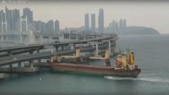 Un capit�n ebrio estrella un buque contra un puente en Corea del Sur