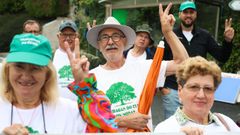 Los propietarios que secundaron la protesta con esp�ritu victorioso, esta ma�ana en O Chao de Ombre
