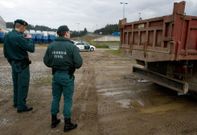 Agentes de la Guardia Civil inspeccionan unas naves en Ledo�o. 
