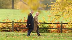 El rey Carlos III camina por Sandringham, adonde se mudar su hermano Andrs dentro de unos meses