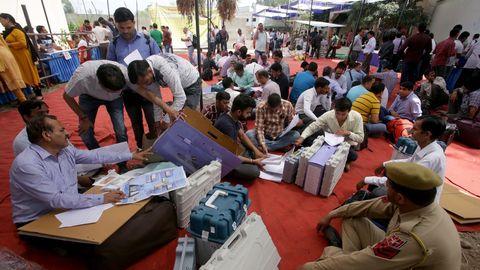 Delegados electorales reciben las m�quinas de votaci�n un d�a antes del comienzo de las votaciones en Janmu, en la Cachemira india