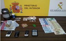 Droga, dinero y tel�fonos m�viles intervenidos en Fisterra.