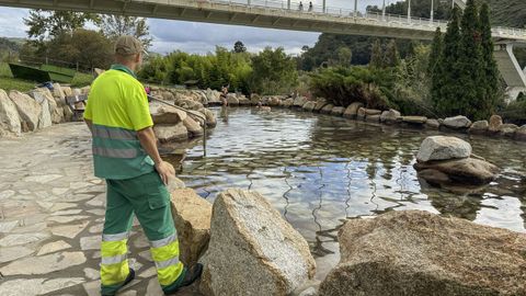 Tras el despido de los trabajadores que se encargaban de ese servicio, fue un empleado municipal el que se encargó este miércoles de la vigilancia de las termas de Outariz.