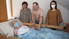 Marina, M�chel (un voluntario que las ayuda) y �ngeles, ante la cama de Ramona, en su estudio de la calle M�dico Ballina de Pontevedra