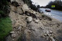 Un desprendimiento de tierra cort� un carril en la N-640 en A Rocha.