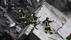 As� trabajan los bomberos entre los escombros en G�nova