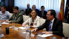 La ministra de Industria Mar�a Reyes Maroto (c) durante la reuni�n en la sede del Ministerio de Industria en Madrid de los representantes de Alcoa de las plantas de Asturias y Galicia, con los compradores de la empresa, el fondo suizo Parter Capital, y representantes del ministerio