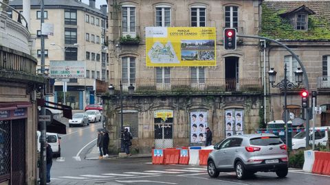 Uno de los carteles instalados en campa�a por el Concello de Ourense.
