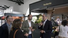 O director xeral de Comercio, Manuel Heredia  dereita, co alcalde Bernardo Fernndez no mercado de Pontedeume este luns