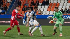 El portero de la Ponferradina atrapa el bal�n ante el acoso del albivermello �lex Gallar.