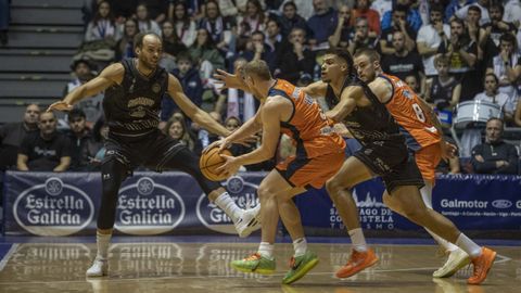 Andersson y Brito tratan de cerrar el paso a Jorgensen en el derbi de la primera vuelta, en Sar