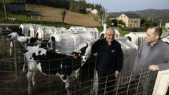 Los gerentes de la granja con los igl�s t�rmicos para terneras que importaron de EE.UU.
