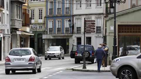 Gente por la calle de Vegadeo