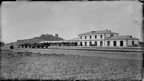 Foto hist�rica de la estaci�n de ferrocarril, cuando en su entorno no hab�a a�n edificaciones