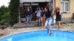  La asturiana Casandra Busto,esposa del karateca Damian Quintero, se tira a la piscina mientras celebra con familia y amigos, en Gijn, el segundo puesto del espaol en kata en los Juegos Olmpicos de Tokio