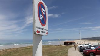 La prohibici&oacute;n afecta &uacute;nicamente a la parte m&aacute;s pr&oacute;xima de la pasarela de madera que rodea el acceso a la playa de Razo.