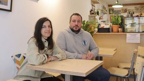 Carla y Nacho dirigen Black Cat, en la ra de San Pedro 3 (junto al Rodeiro). Actualmente abren de mircoles a domingo, de 9.00 a 16.00 horas y en el fin de semana trabajan con dos turnos de comidas (a las 13.30 y 15.00, para responder a la demanda y optimizar el servicio en un local que cuenta con algo menos de una treintena de plazas.