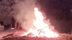 Restos de la hoguera de San Xo�n de Cesantes tras el incendio registrado durante la madrugada de este martes en O Murall�n.
