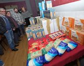 �ngeles Cores recogi� los alimentos donados. 
