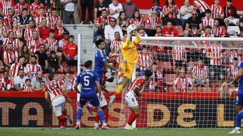 Derbi asturiano entre el Real Sporting de Gijon y el Real Oviedo en El Molin�n