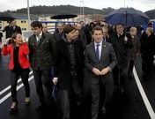 <span lang= es-es >Concurrida inauguraci�n</span>. En primera fila, de izquierda a derecha, la conselleira Ethel V�zquez, el presidente de la Diputaci�n, Diego Calvo; el alcalde de Arteixo, Carlos Calvelo y el presidente de la Xunta, Nu�ez Feijoo. Detr�s, entre otros, el alcalde de Cambre y presidente de los empresarios de Sab�n, Manuel Rivas; el alcalde larach�s, Jos� Manuel L�pez, y su teniente de alcalde, y el diputado Aurelio N��ez. 
